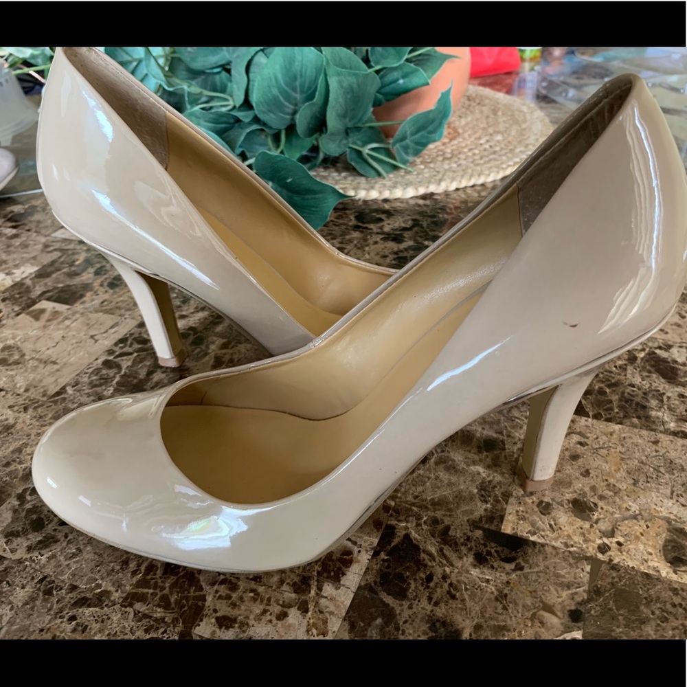 Nude pumps